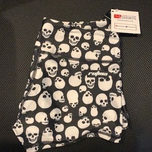 @sold@NWT black and white skulls *not fleo*